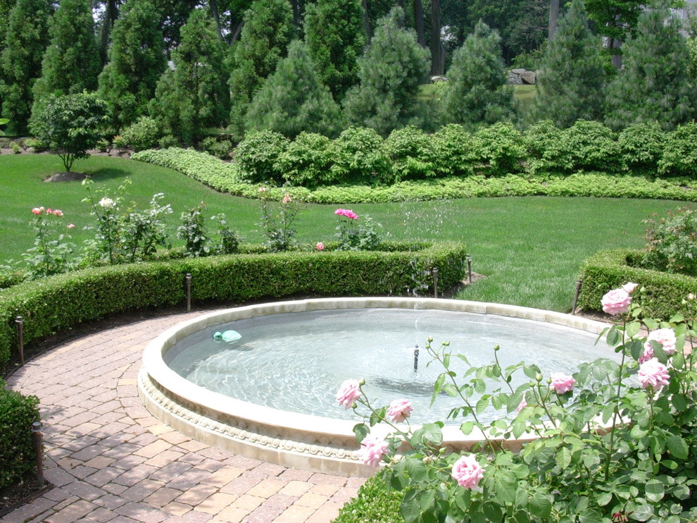 Exemple d'un très grand jardin chic avec une pente, une colline ou un talus.
