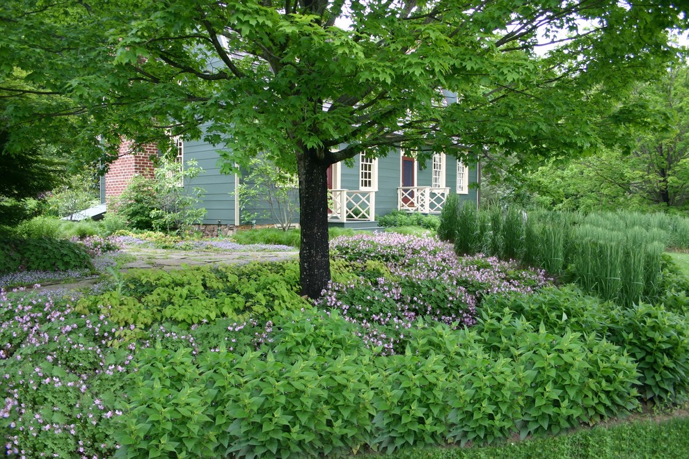 На фото: участок и сад среднего размера на заднем дворе в морском стиле с