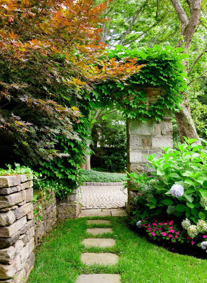 Idées déco pour un grand aménagement d'entrée ou allée de jardin arrière classique avec une exposition partiellement ombragée et des pavés en béton.