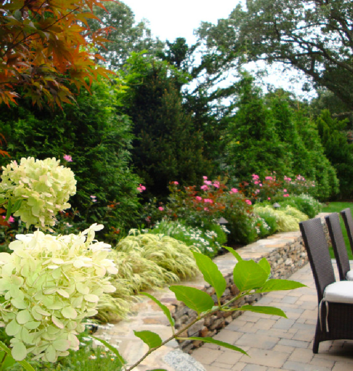Пример оригинального дизайна: солнечный участок и сад среднего размера на заднем дворе в классическом стиле с хорошей освещенностью и покрытием из каменной брусчатки