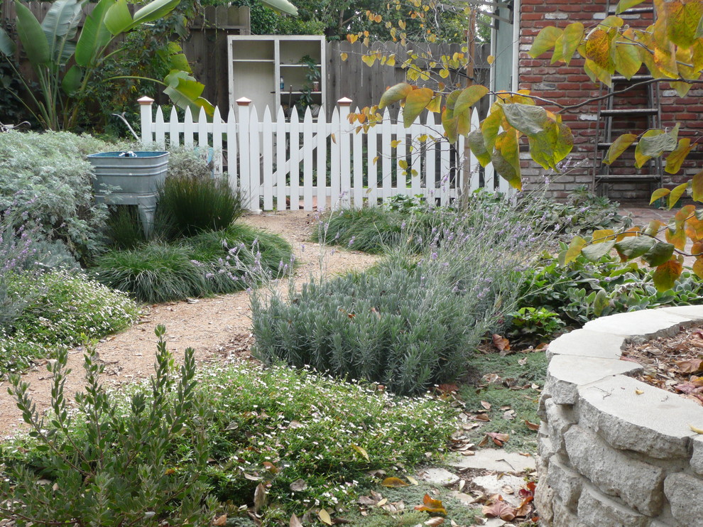 Design ideas for a traditional backyard landscaping in Los Angeles.