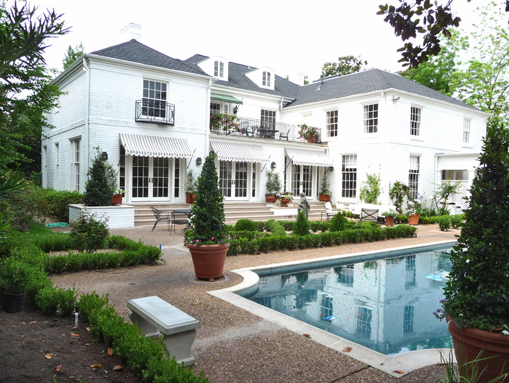 Photo of a traditional landscaping in Houston.