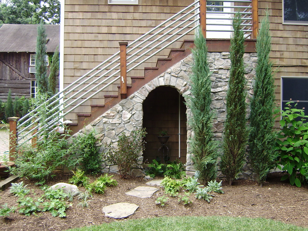 Foto di un giardino tradizionale dietro casa con pavimentazioni in pietra naturale