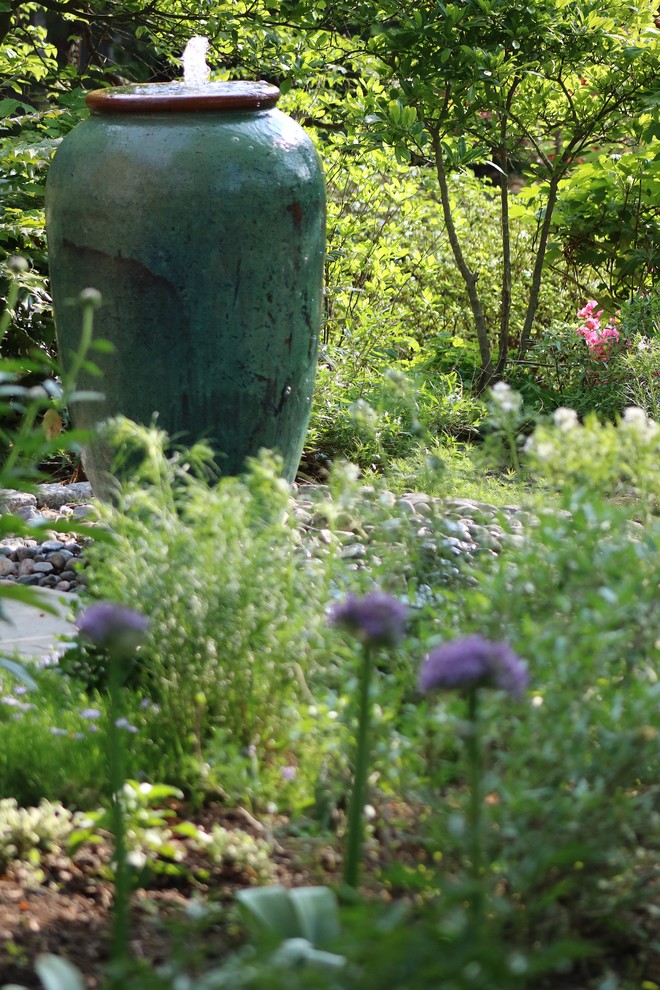 Immagine di un piccolo giardino xeriscape boho chic esposto a mezz'ombra davanti casa in primavera con un ingresso o sentiero e pavimentazioni in pietra naturale