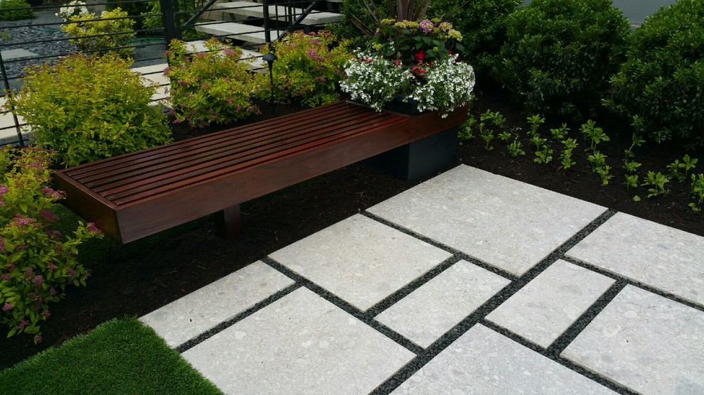 Geometrischer, Kleiner Moderner Vorgarten im Sommer mit Kübelpflanzen, direkter Sonneneinstrahlung und Natursteinplatten in Chicago