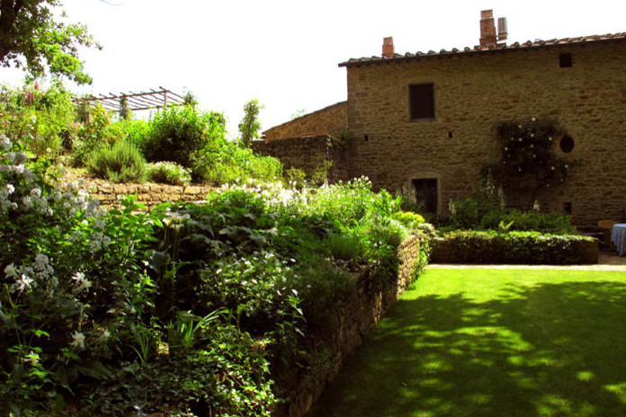 Immagine di un giardino formale mediterraneo esposto in pieno sole in estate con ghiaia
