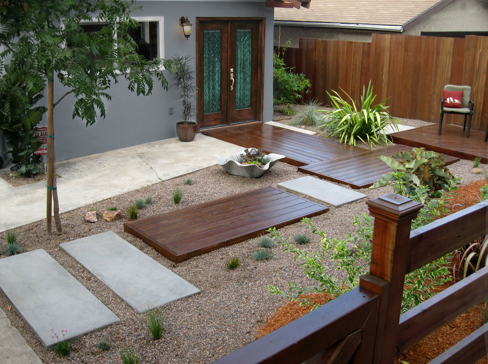 Esempio di un piccolo giardino xeriscape contemporaneo esposto in pieno sole davanti casa con un ingresso o sentiero e pedane