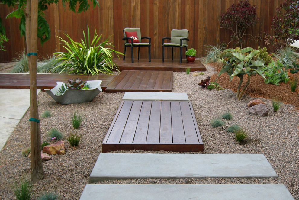 This is an example of a small contemporary drought-tolerant and full sun front yard garden path in Los Angeles with decking.