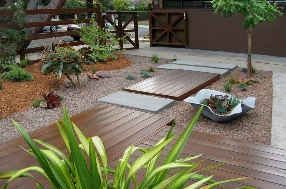 Diseño de camino de jardín de secano contemporáneo pequeño en patio delantero con exposición total al sol y entablado
