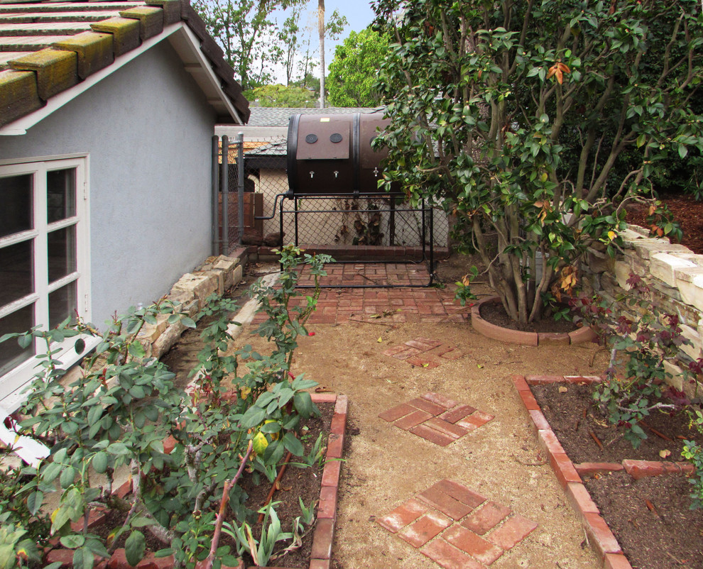 Inspiration for a mediterranean landscaping in Los Angeles.