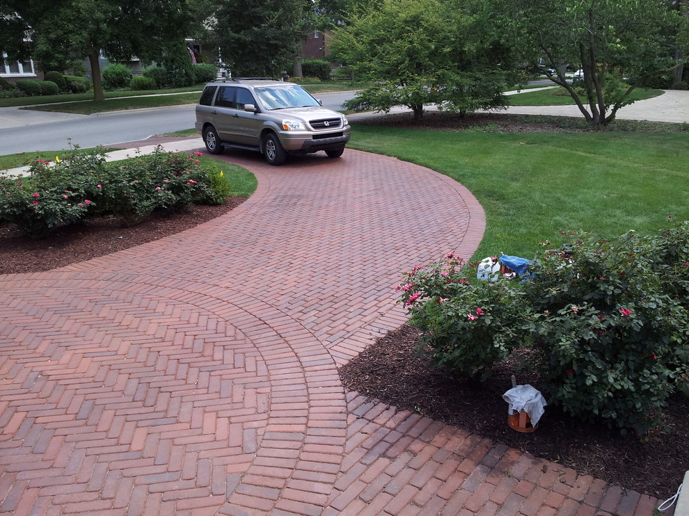 Inspiration for a mid-sized traditional full sun front yard brick driveway in Chicago for summer.