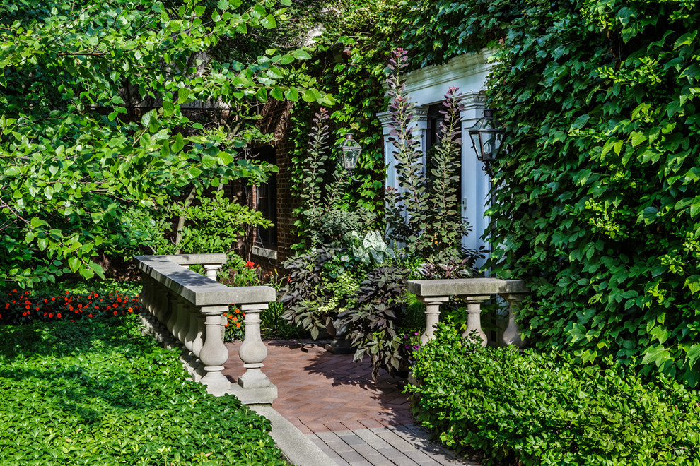 Großer Klassischer Garten hinter dem Haus mit direkter Sonneneinstrahlung und Pflastersteinen in Chicago