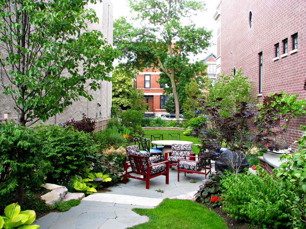 Idee per un piccolo giardino tradizionale stretto dietro casa con pavimentazioni in pietra naturale e un ingresso o sentiero