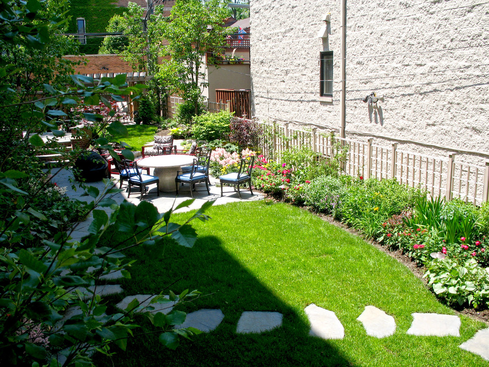 Esempio di un giardino classico nel cortile laterale con un ingresso o sentiero