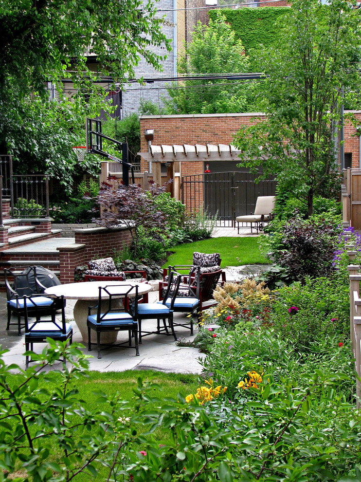 Design ideas for a small traditional backyard stone garden path in Chicago.