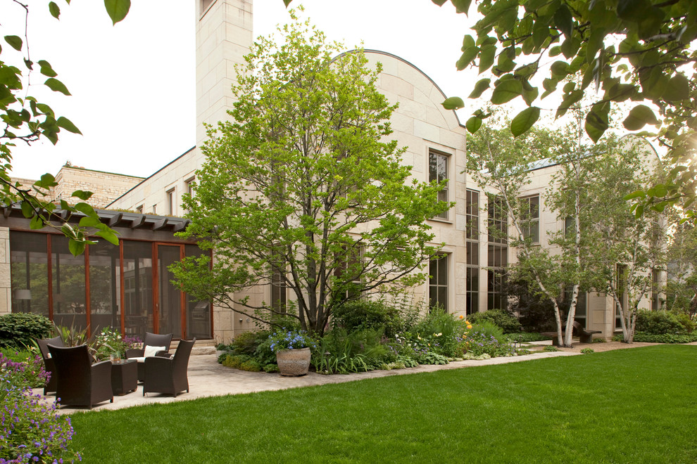 Design ideas for a mid-sized contemporary full sun backyard landscaping in Chicago.
