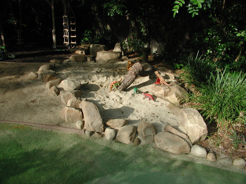 Inspiration for a contemporary landscaping in Los Angeles.