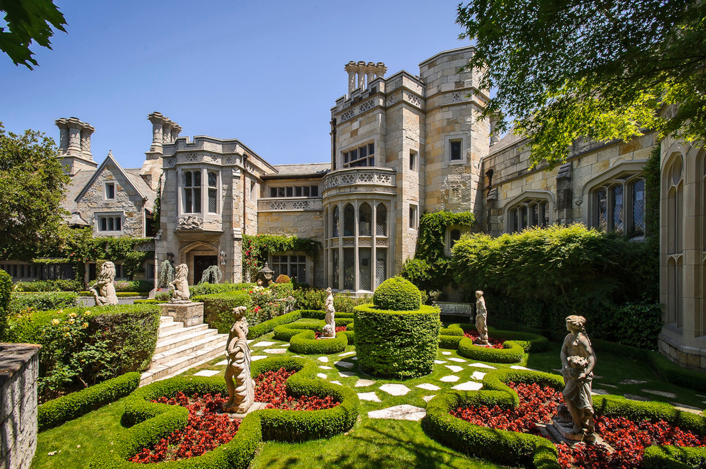 Design ideas for a huge traditional full sun front yard landscaping in San Francisco.