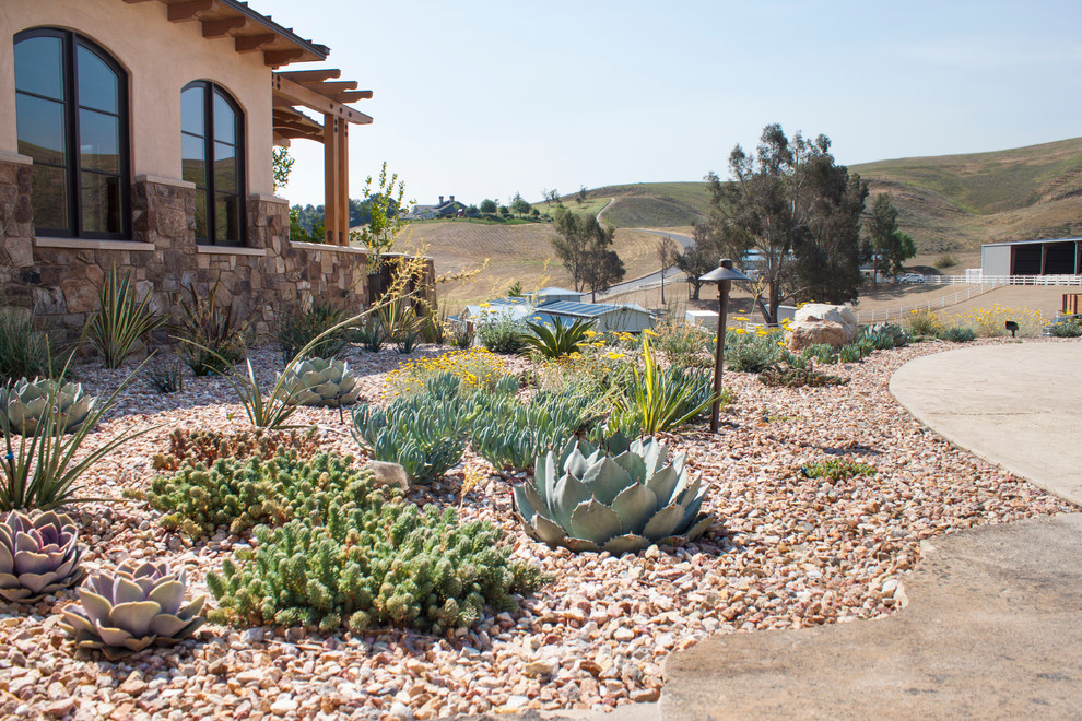 This is an example of a huge southwestern full sun front yard gravel driveway in Los Angeles for summer.