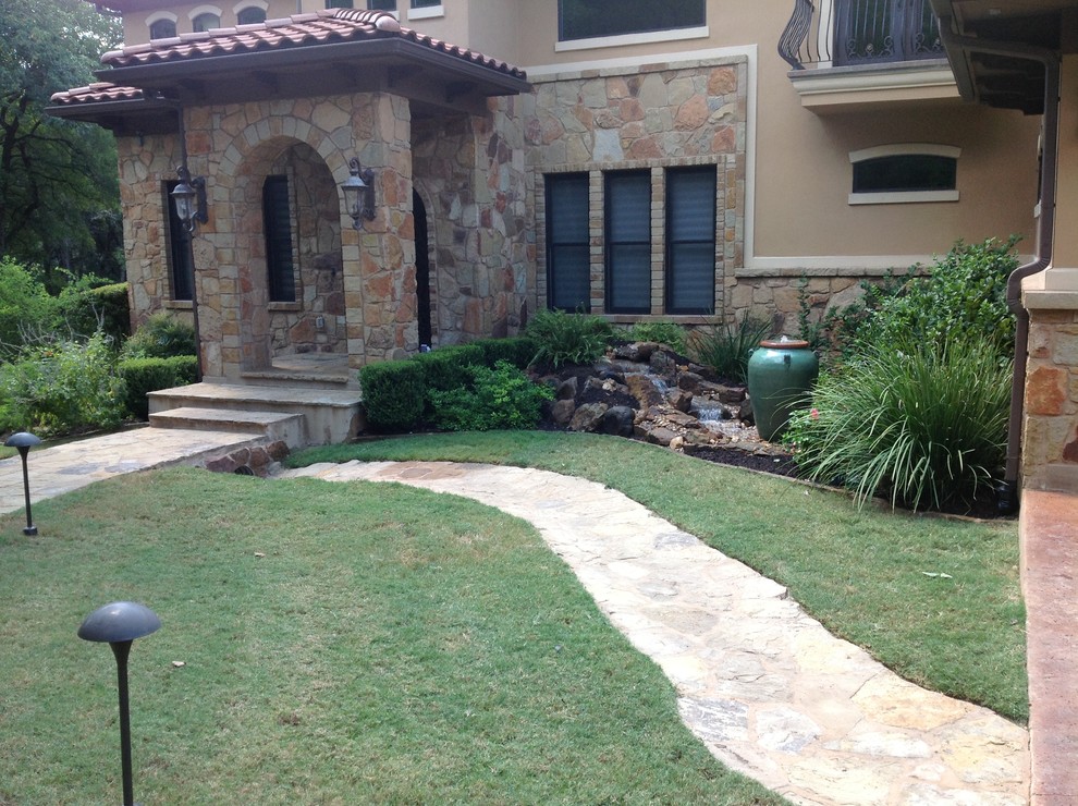 Inspiration for a traditional landscaping in Austin.