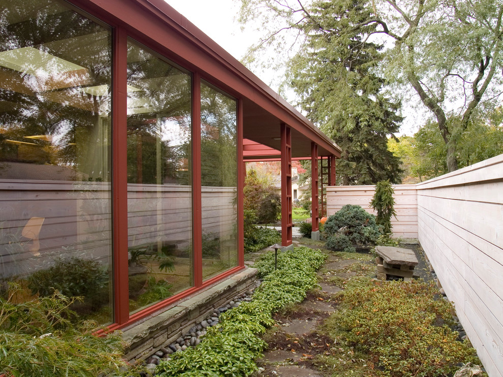 Kleiner Asiatischer Garten hinter dem Haus mit Natursteinplatten in Milwaukee