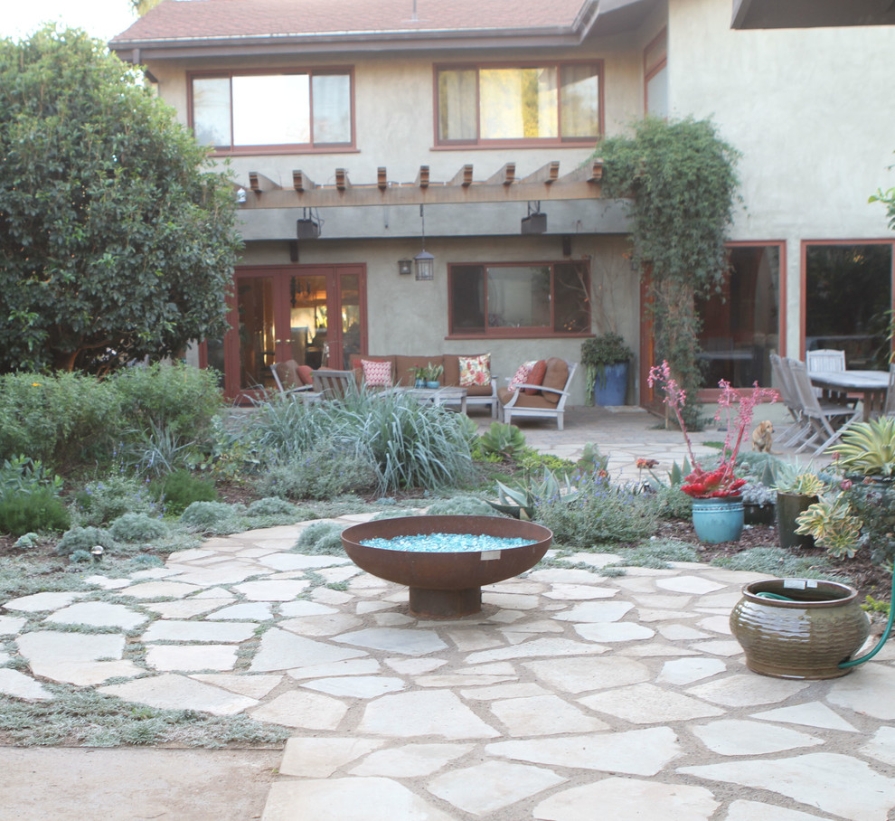 Источник вдохновения для домашнего уюта: садовый фонтан на заднем дворе в средиземноморском стиле с мощением тротуарной плиткой