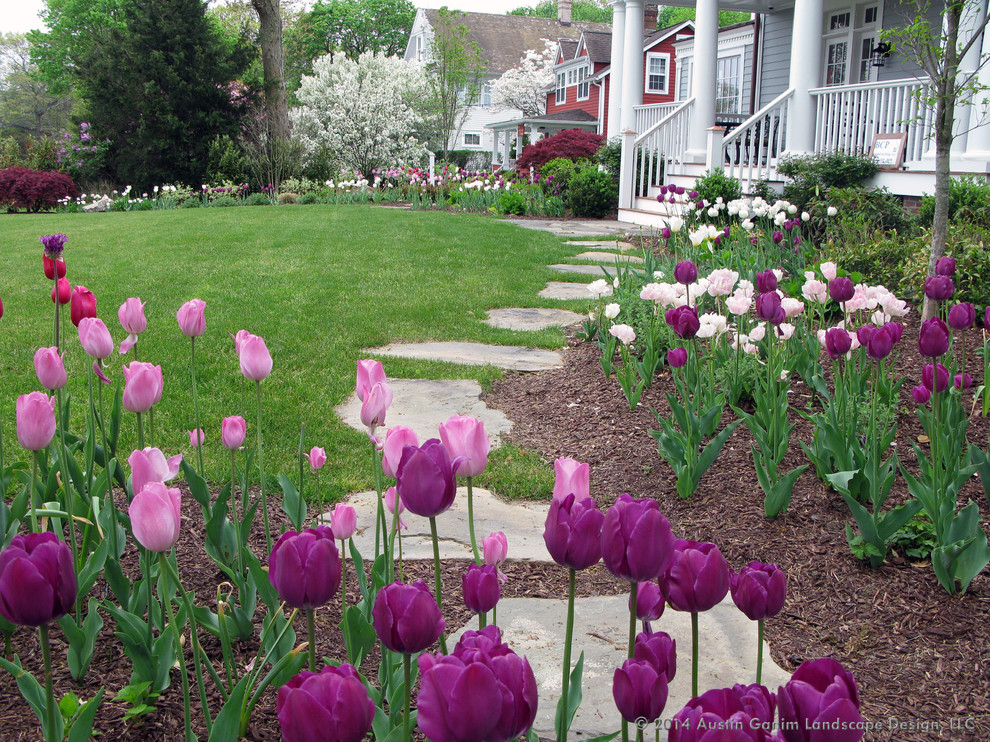 Esempio di un giardino classico esposto a mezz'ombra davanti casa in primavera con pavimentazioni in pietra naturale