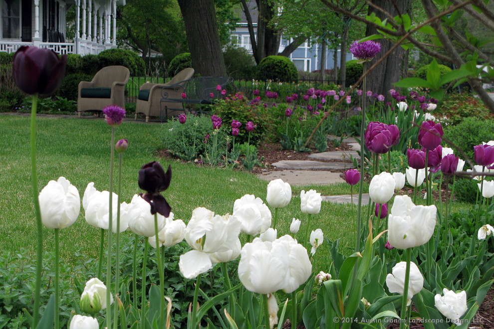 Ispirazione per un giardino classico esposto a mezz'ombra davanti casa in primavera con pavimentazioni in pietra naturale