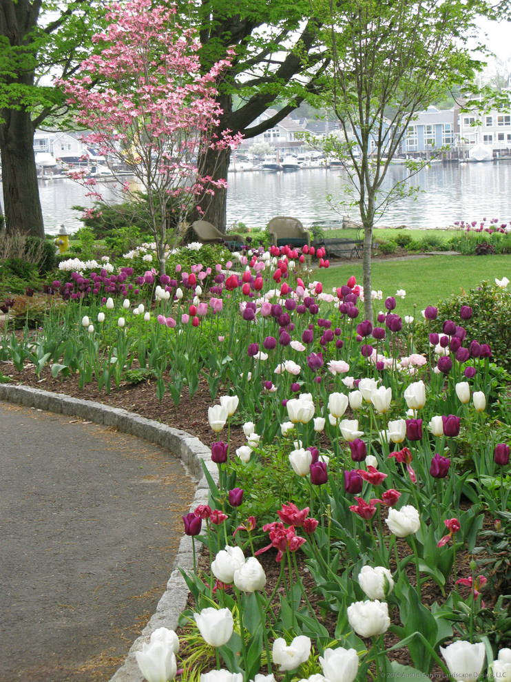 ニューヨークにある小さな、春のエクレクティックスタイルのおしゃれな前庭 (天然石敷き、日向) の写真