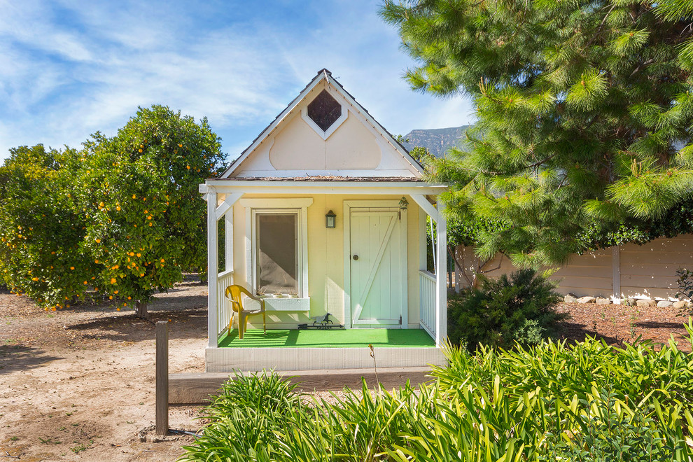 ロサンゼルスにあるトラディショナルスタイルのおしゃれな庭 (屋外遊具) の写真