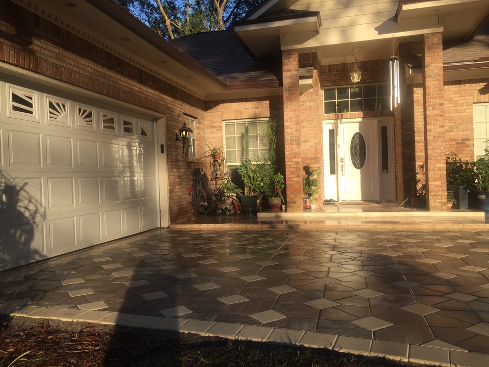 Inspiration for a mid-sized traditional front yard brick driveway in Jacksonville.