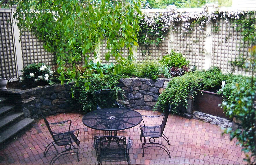 Idee per un piccolo giardino formale tradizionale in ombra dietro casa con pavimentazioni in mattoni e un ingresso o sentiero