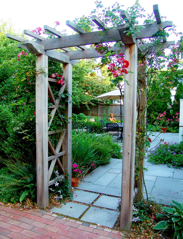 Пример оригинального дизайна: маленький летний регулярный сад на заднем дворе в классическом стиле с садовой дорожкой или калиткой, полуденной тенью и покрытием из каменной брусчатки для на участке и в саду