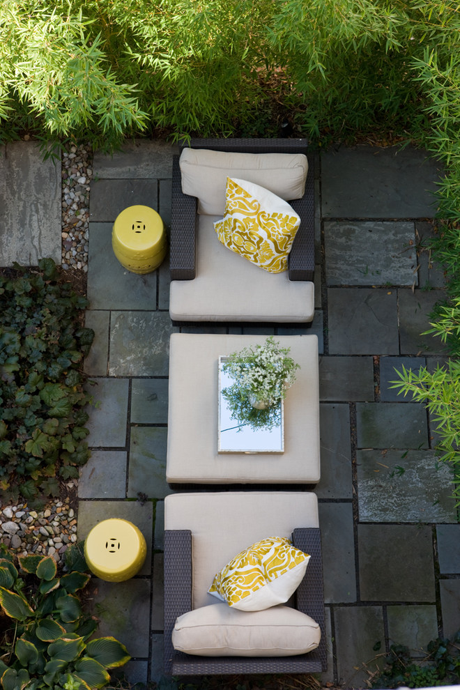 Cette image montre un petit jardin minimaliste au printemps avec une exposition partiellement ombragée et des pavés en pierre naturelle.