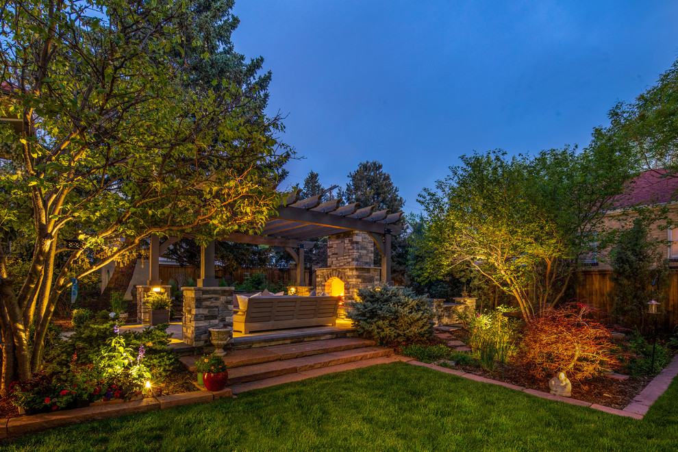 Mittelgroßer, Halbschattiger Klassischer Gartenkamin im Herbst, hinter dem Haus mit Natursteinplatten in Denver