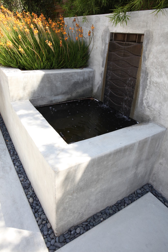Ispirazione per un piccolo giardino minimal dietro casa con fontane