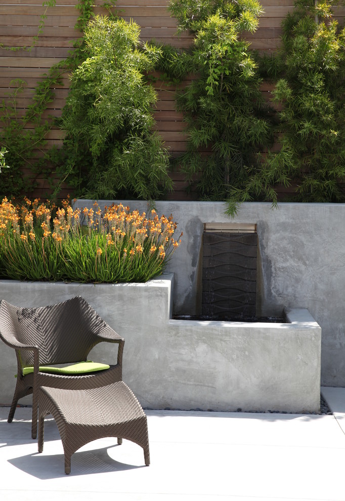 Esempio di un piccolo giardino minimal esposto a mezz'ombra dietro casa con fontane