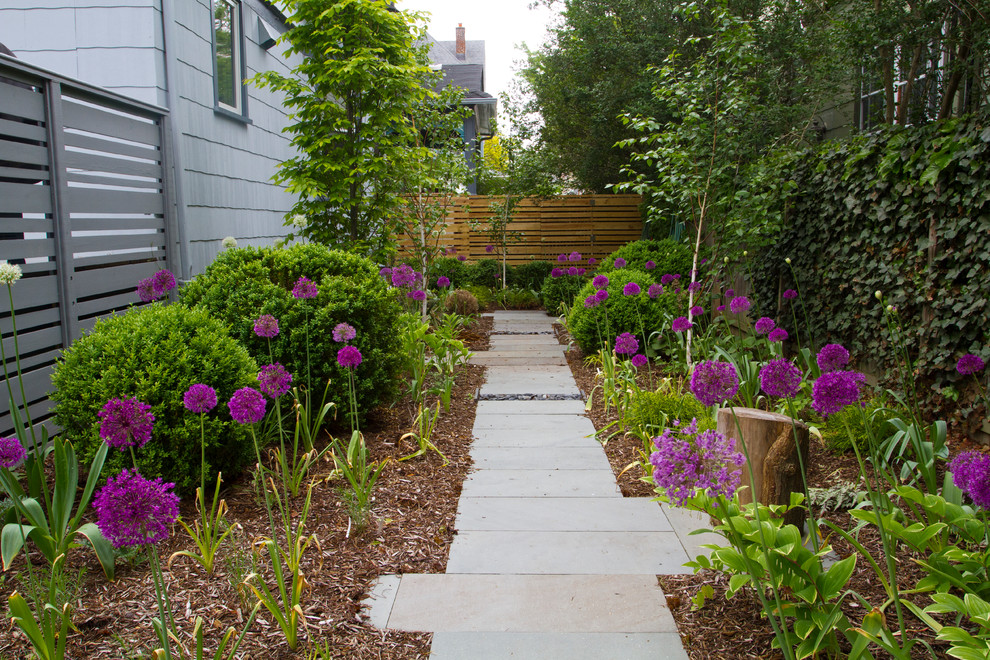 Свежая идея для дизайна: участок и сад на боковом дворе в стиле ретро с садовой дорожкой или калиткой - отличное фото интерьера