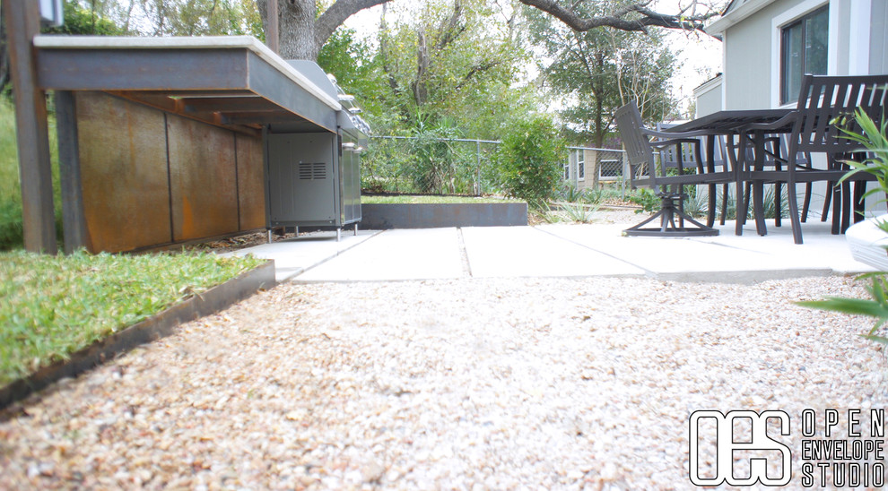 Kleiner, Halbschattiger Moderner Garten im Sommer, hinter dem Haus in Austin