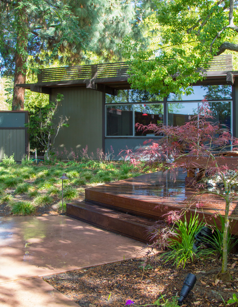 Свежая идея для дизайна: участок и сад среднего размера на заднем дворе в стиле ретро с полуденной тенью и настилом - отличное фото интерьера
