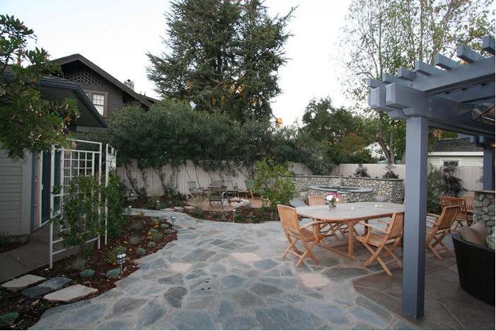 Rustikaler Garten hinter dem Haus mit Natursteinplatten in Los Angeles