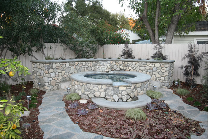 Foto di un giardino xeriscape stile americano dietro casa con pavimentazioni in pietra naturale