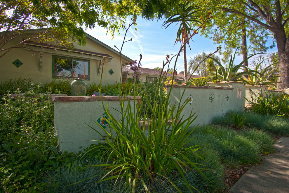 Idee per un giardino xeriscape american style esposto a mezz'ombra di medie dimensioni e davanti casa in estate con fontane e graniglia di granito
