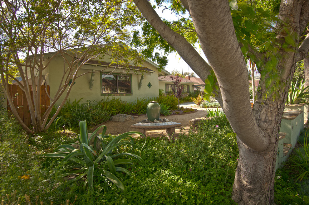 Стильный дизайн: летний участок и сад среднего размера на переднем дворе в стиле фьюжн с полуденной тенью и покрытием из гранитной крошки - последний тренд