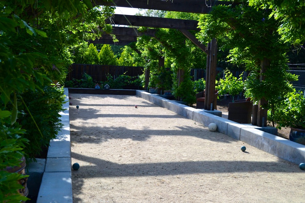 Immagine di un giardino mediterraneo di medie dimensioni e dietro casa in primavera con graniglia di granito