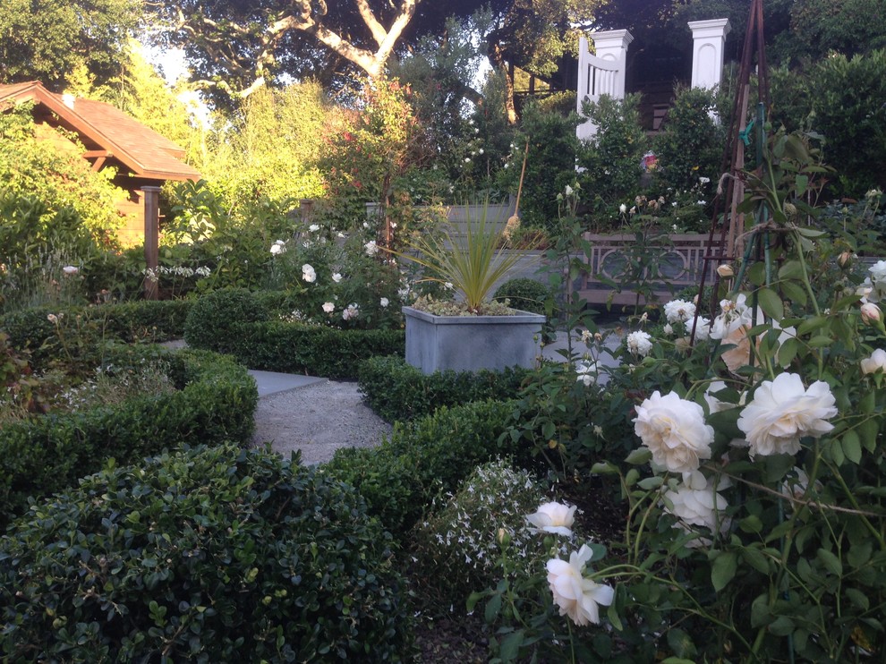 Esempio di un giardino formale vittoriano esposto in pieno sole di medie dimensioni e dietro casa con ghiaia