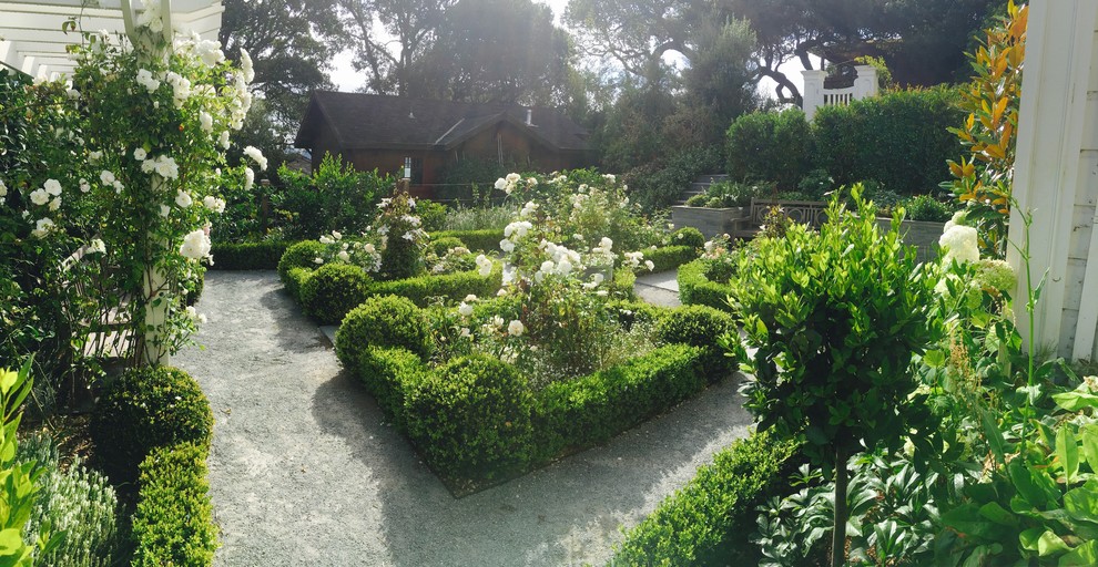 Exempel på en mellanstor klassisk trädgård i full sol, med grus