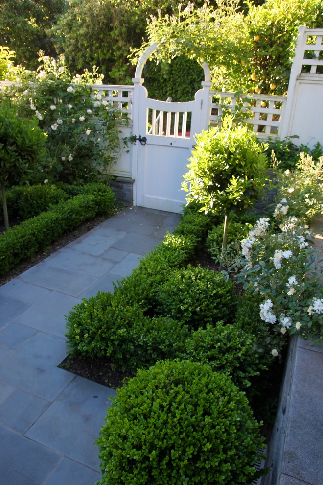 Esempio di un giardino formale vittoriano esposto in pieno sole di medie dimensioni e dietro casa con pavimentazioni in cemento