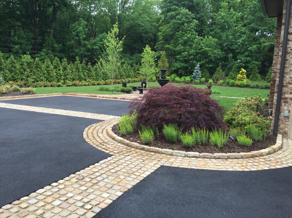 Inspiration for a traditional front yard driveway in New York.
