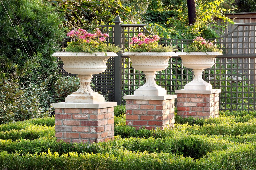 Inspiration pour un jardin en pots arrière traditionnel de taille moyenne et au printemps avec une exposition partiellement ombragée et un paillis.